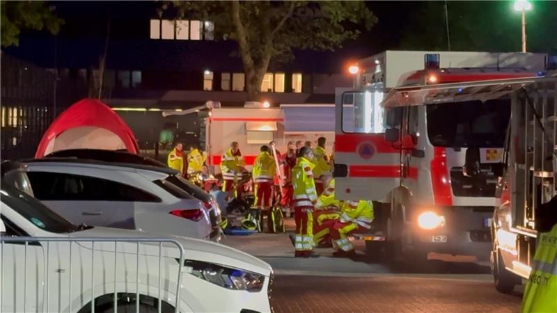 Platzsturm und Feuerwerk: HSV feiert den Aufstieg - Mehrere Schwerverletzte Beim Platzsturm wurden etliche Fußballfans verletzt.