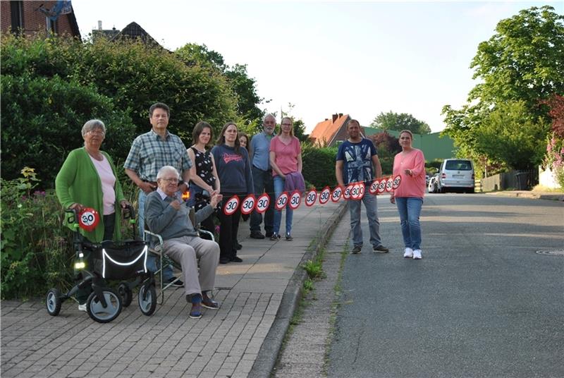 Beim Pressetermin in der Dorfstraße: Anwohner fordern Tempo-30-Zonen und Maßnahmen gegen Raser . Archivfoto: Lohmann