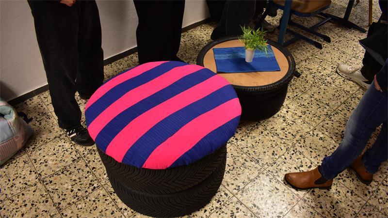 Beim Projekt HanSEE geht es um Nachhaltigkeit, ein Beispiel: Sitzmöbel aus alten Autoreifen mit Sitzbezug.