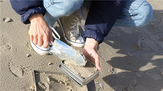 Beim Projekt „Mikroplastikdetektive“ haben Bürgerinnen und Bürger Proben von Sandstränden genommen. Forschende des Bremerhavener Alfred-Wegener-Instituts (AWI) untersuchten diese auf Mikroplastik. 