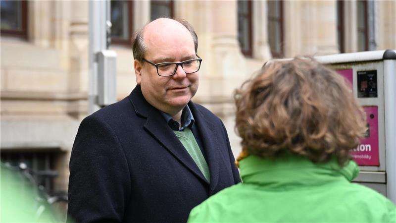 Beim Protest vor dem Umweltministerium sucht Minister Meyer den Austausch mit Greenpeace-Vertretern.
