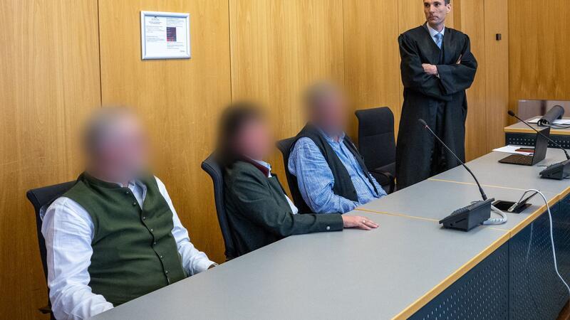 Erbstreit gegen Drogerie-Chef Müller: Gericht weist Klage ab Beim Prozessauftakt waren die drei Adoptierten anwesend. Nun hat das Landgericht die Klage abgewiesen.