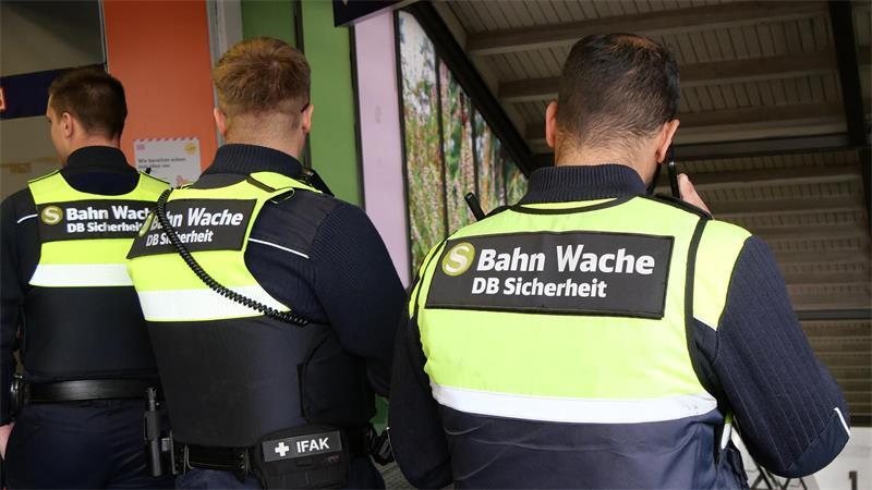 Beim Prüfmarathon werden an vielen Stationen Abgangskontrollen durchgeführt. Alle, die von der S-Bahn Richtung Ausgang wollen, müssen ihr Ticket vorzeigen, so wie hier in Neugraben.