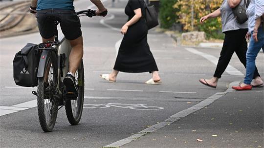 Beim Radfahren atmet man mehr Luft ein als beim Gehen.