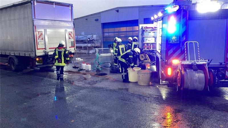 Beim Rangieren auf dem Hof eines Gewerbebetriebes reißt sich der Lkw-Fahrer den Tank seines Fahrzeugs auf.
