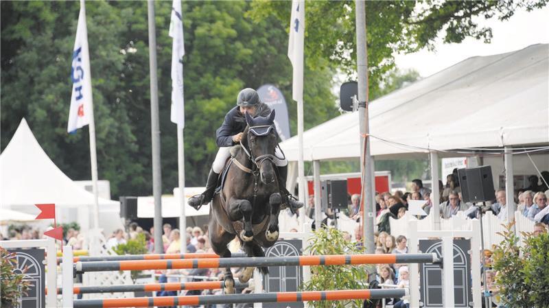 Titelkampf und Tombola: In Bargstedt gibt es Gold für Reiter und Losglück Beim Reitturnier in Bargstedt geht es vor großem Publikum über hohe Sprünge. Fünf Turniertage warten auf die Pferdesportler.