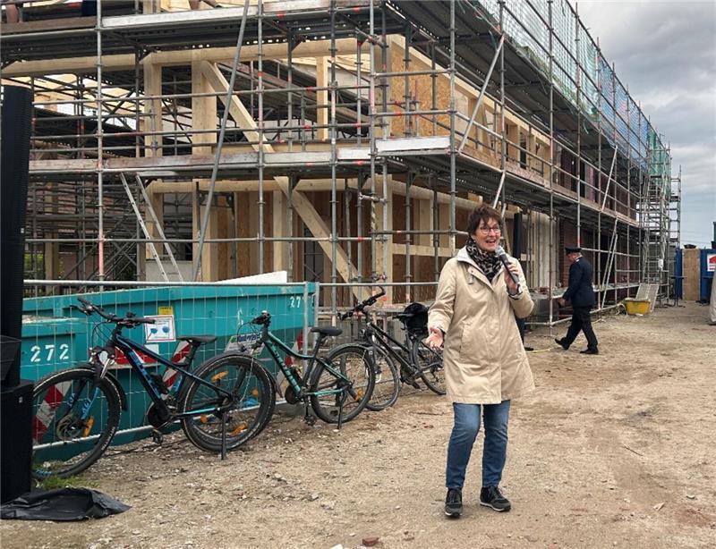 Buxtehude in den Miesen: Bürgermeisterin fordert Ausgabendisziplin Beim Richtfest für das Feuerwehrgerätehaus in Dammhausen spricht Buxtehudes Bürgermeisterin zu den Gästen. Bei künftigen Investitionen wird Buxtehude niedrigere Standards prüfen, denn die Ausgaben steigen besorgniserregend.