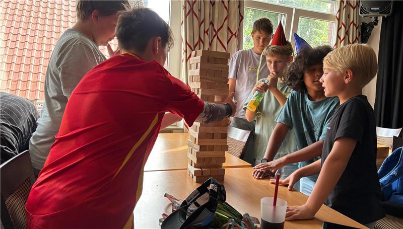 Estebrügges Jugendliche feiern ihren neuen Treffpunkt im Dorf Beim Riesen-Jenga geht es um Fingerspitzengefühl.