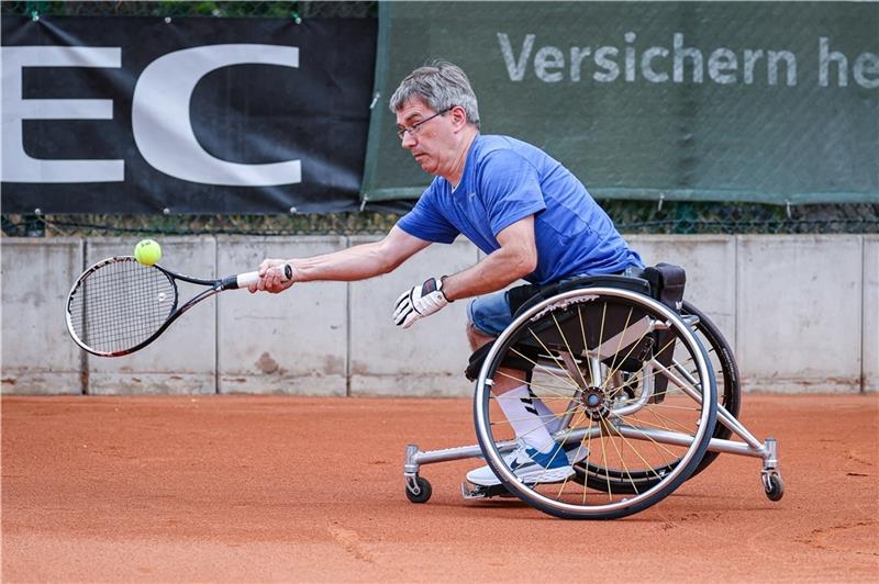 Beim Rollstuhltennis muss Mario Mani zwei Sportgeräte koordinieren: Rollstuhl und Schläger . Der Sport gilt dadurch als sehr anspruchsvoll. Fotos: Claudio Gärtner / Scholz