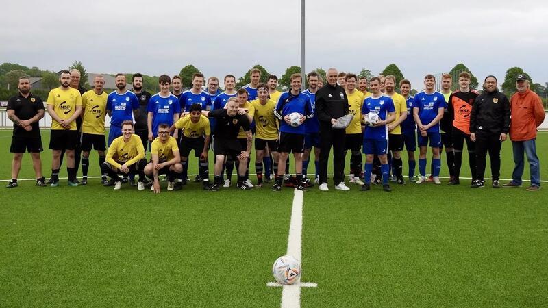 Beim Rückspiel in Apensen zeichnete der NFV-Kreis Stade den Großenwördener Timo Neumann (rechts, mit Ball) aus. Sven Nimmert fehlte aus privaten Gründen.