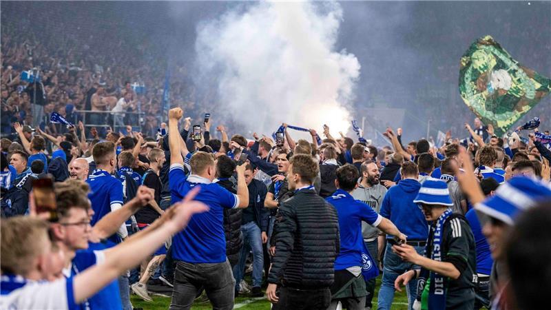 Beim Schalker Aufstieg vor vier Jahren feierten zahlreiche Fans auf dem Rasen. (Archivbild)