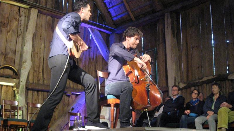 Beim Scheunenkonzert auf dem Harmshof geben Clemens Bittmann (links, mit Mandola) und Matthias Bartholomey alles. Foto Winter