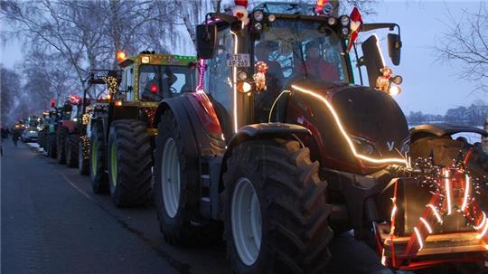 Beim Schmücken ihrer Trecker mit Lichterketten und Weihnachtsmotiven beweisen die Landwirte viel Kreativität.