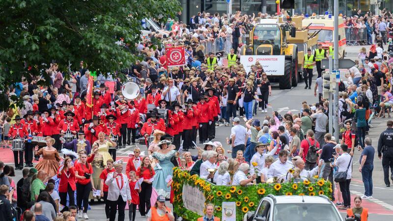 Beim Schützenausmarsch in Hannover sollen zwei Männer eine Polizistin geküsst haben - wegen sexueller Belästigung müssen sie vor Gericht. (Archivbild)
