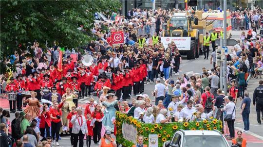 Beim Schützenausmarsch in Hannover sollen zwei Männer eine Polizistin geküsst haben - wegen sexueller Belästigung müssen sie vor Gericht. (Archivbild)