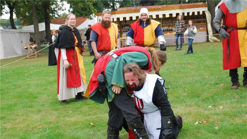 Mittelalterliche Wurfmaschine fasziniert tausende Besucher Beim Schwert-Show-Kampf wurde Isern Hinnerk (rechts) besiegt.