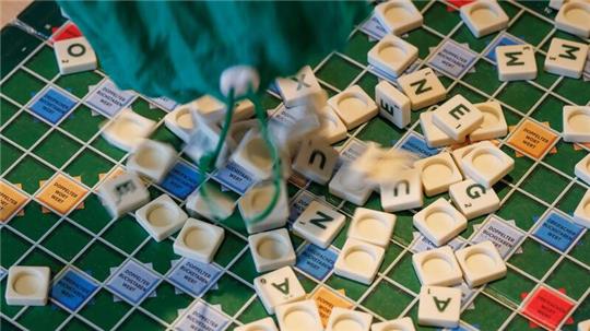 Beim Scrabble gibt es etwa 670.000 Möglichkeiten, Wörter zwischen 2 und 15 Buchstaben Länge zu bilden.