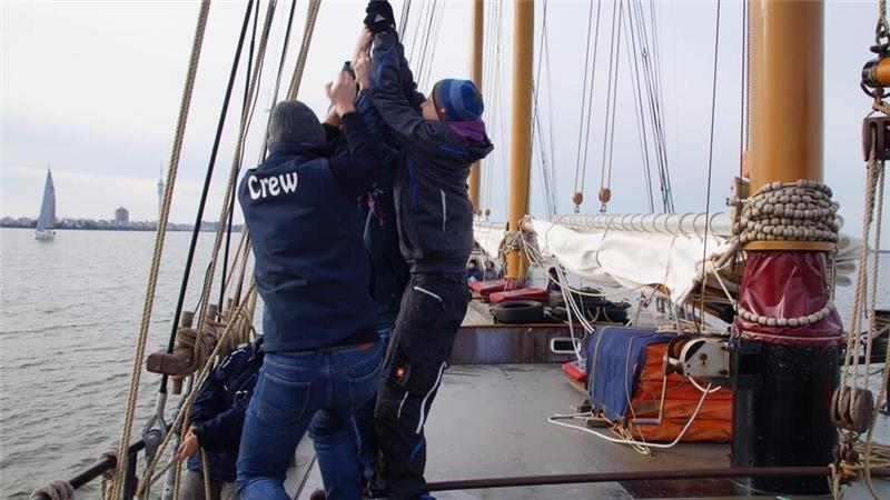 Starker Wind und Party an Bord: Aus dem Logbuch der Stader Flotte Beim Segelsetzen packen alle mit an.