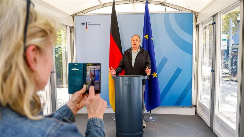 Hunderttausende feiern Einheitsfest in Bremen Beim „Selfie-Spot“ können sich Menschen am Pult des Kanzlers fotografieren lassen.