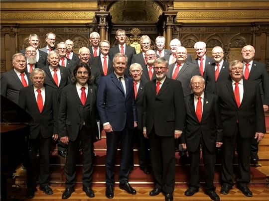 Beim Senatsempfang im Hamburger Rathaus: die Sänger vom Männergesangverein Eintracht zu Nottensdorf zusammen mit Christian Wulff - neben Gerhard Pfeiffer (links) und René Clair (rechts) - nach dem Auftritt mit dem Jubiläumschor. Foto: Ingri