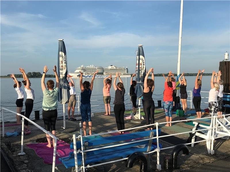 Friedlicher Krieger an der Kaffeeklappe: Hier ist Yoga eine wacklige Angelegenheit Beim Sonnengruß strecken sich die Yoga-Schüler dem Licht entgegen. Fotos: Helfferich