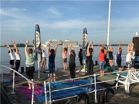 Beim Sonnengruß strecken sich die Yoga-Schüler dem Licht entgegen. Fotos: Helfferich