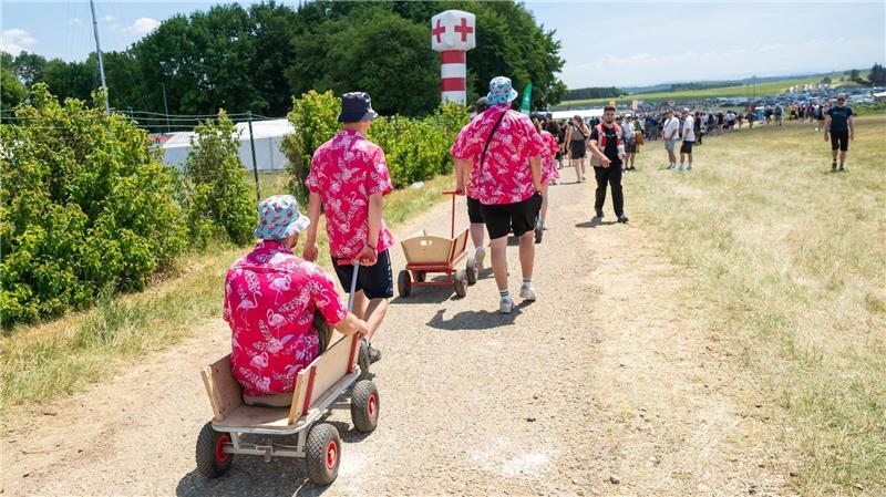 Hitzealarm im Westen – Wetterdienst ruft zur Vorsicht auf Beim Southside-Festival ist die Hitze ebenfalls ein Thema.