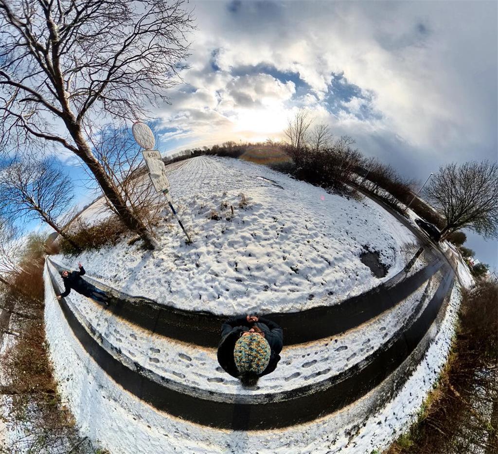 Beim Spaziergang in Harsefeld genoss Ariadna Violeta Möller die schöne Aussicht ...