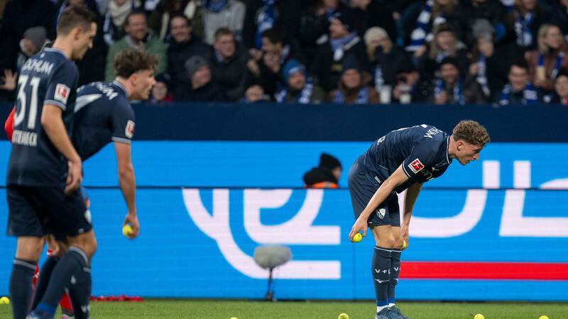 Beim Spiel des VfL Bochum gegen den 1. FC Union Berlin warfen Fans aus Protest Tennisbälle auf das Spielfeld.