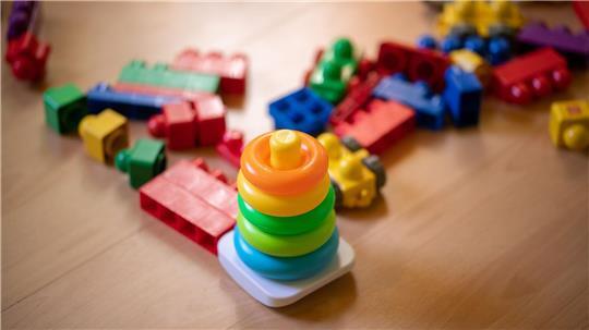 Beim Spielzeugkauf sollten Verbraucherinnen und Verbraucher laut Europol besonders wachsam sein, um Gefahren für Kinder zu vermeiden. (Symbolbild)