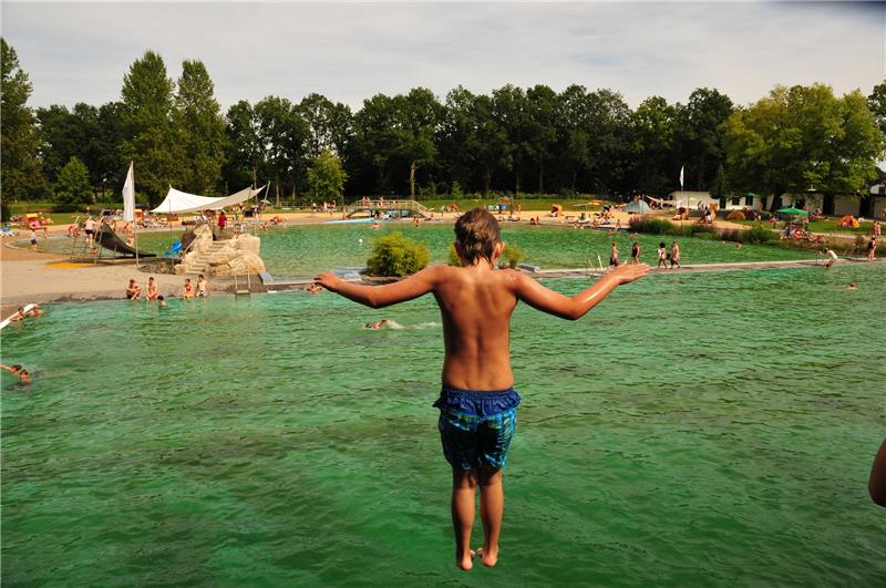 Beim Sprungfelsen geht es außerhalb von Einschränkungen durch Corona ein oder drei Meter in die Tiefe. Das Wasser ist hier 3,70 Meter tief. Foto: Bruns/Zeven