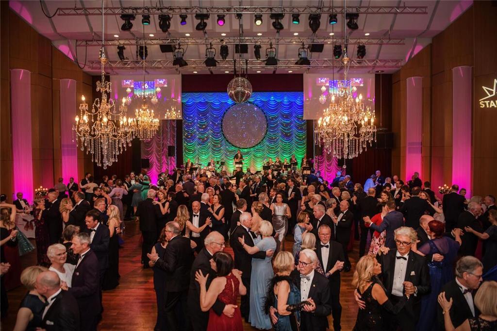Beim Stader Opernball der Standard: eine gefüllte Tanzfläche.