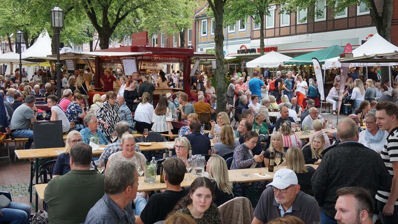 Stader Winzerfest: Ihre Weinmajestät gibt sich die Ehre Beim Stader Winzerfest 2023 war auf dem Pferdemarkt viel los.