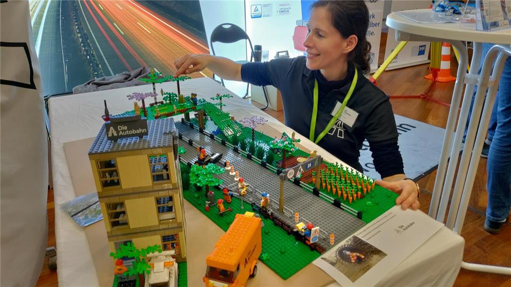 Beim Stand von Die Autobahn: Nadine Löser zeigt das Modell einer Autobahn aus Le...