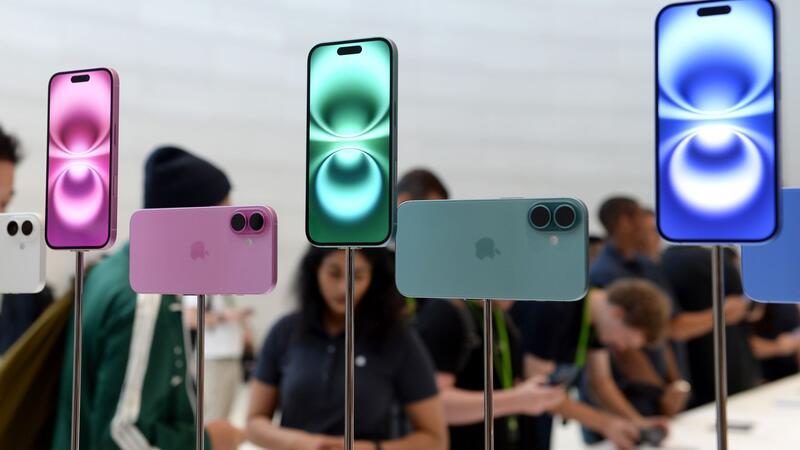 Kameras und KI: Apple stellt iPhone 16 vor Beim Standard-Modell sind die Kamera-Objektive jetzt wieder auf einer Linie angeordnet.