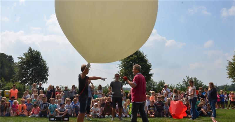 Beim Start in Fredenbeck hat der Wetterballon noch zwei Meter Durchmesser. In fast 40 Kilometern Höhe wird er bei etwa zwölf Metern Durchmesser platzen. Foto Fehlbus