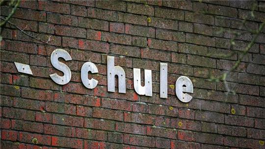 Beim Startchancen-Programm sollen Schulen „mit einem hohen Anteil sozial benachteiligter Schülerinnen und Schüler“ gefördert werden, um den Kindern bessere Bildungschancen zu ermöglichen.