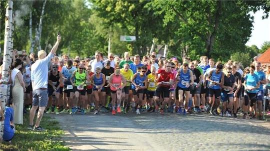 Beim Startschuss zum 18. Deinster Spargellauf stehen sowohl Hobbyläufer als auch ehemalige Europameister bereit.