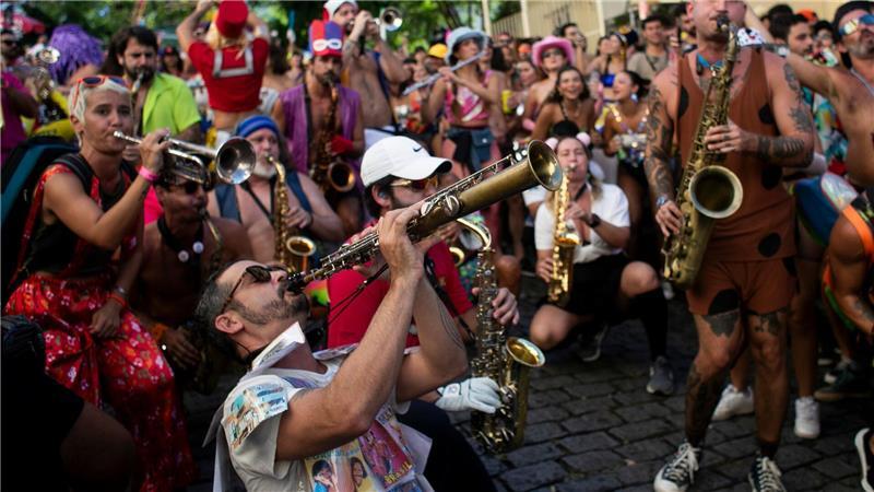 Beim Straßenkarneval ziehen dutzende Karnevalsgruppen durch die Straßen der Stadtteile. (Archivbild)