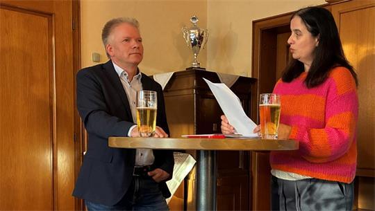 Beim TAGEBLATT-Kneipengespräch im Gasthof Zur Eiche in Deinste: Grit Klempow testet Tim Siols Wissen über den Ort, wo er Samtgemeindebürgermeister werden will: Fredenbeck.