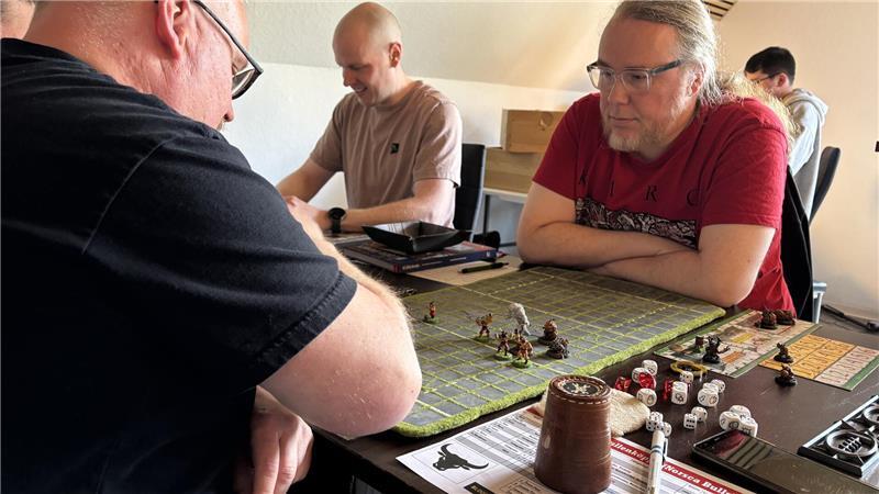 In diesem Horneburger Laden bekämpfen sich Piraten, Orks und Aliens Beim Tabletop gilt: den Gegner genau im Auge behalten.
