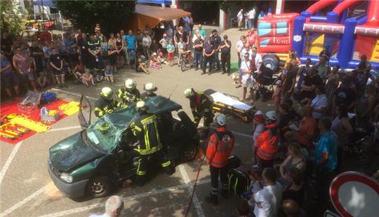 Beim Tag der offenen Tür stellt Zug II der Ortsfeuerwehr die Einsatzfähigkeit unter Beweis.