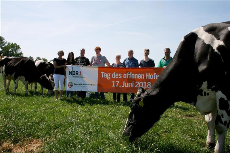 Beim Tag des offenen Hofes zeigt nicht nur Familie Borchers aus Burweg ihren Milchviehbetrieb. Zu sehen sind auch das Hühnermobil und der Milchautomat, an dem es durchgehend frische Milch vom Bauernhof gibt. Fotos Wohlers (2)