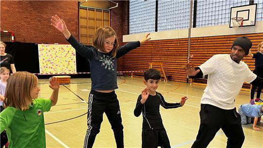 Beim Tanz-Workshop an der Rotkäppchenschule.
