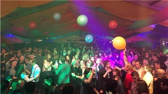 Beim Tanz in den Mai geht in Wiepenkathen traditionell die Post ab.