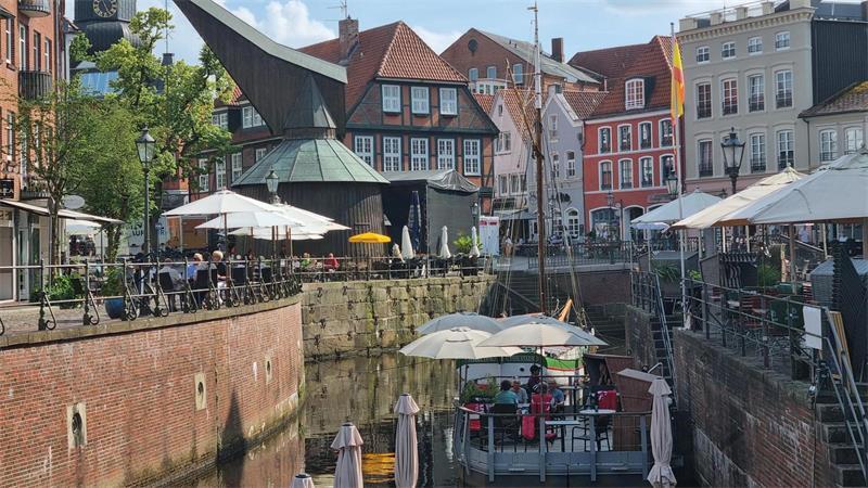 Spanische Leckereien bei Tapao: Tapas zwischen Stader Fachwerkhäusern Beim Tapas-Genießen fällt der Blick auf die malerische Stader Altstadt.