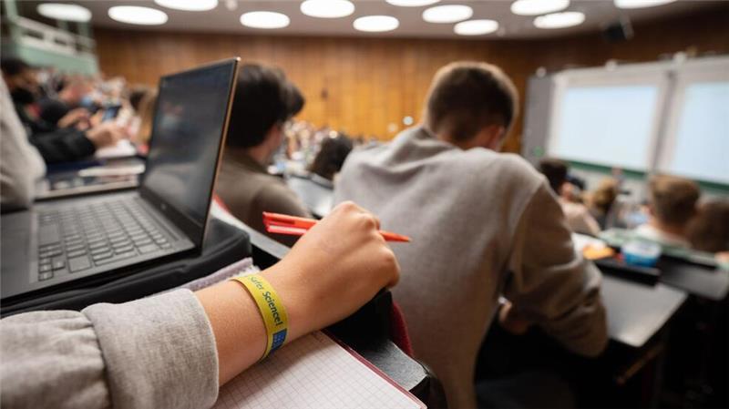 Beim Teilzeitstudium berücksichtigen Hochschulen, dass die Studierenden noch andere Verpflichtungen neben dem Studium haben. (Archivbild)