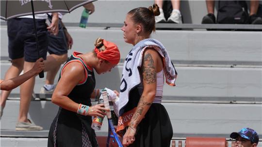 Beim Tennismatch der Russin Diana Schnaider (l) gegen die Ukrainerin Oleksandra Olijnykowa ging es um mehr als nur Sport.