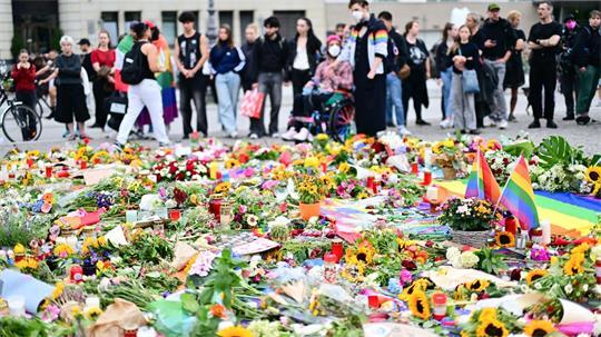 Beim Terroranschlag am Berliner CSD wurde eine Frau getötet und zahlreiche Menschen verletzt.