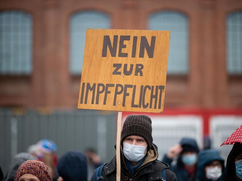 Kliniken wollen Impfpflicht für Personal aussetzen – Unterstützung von FDP Beim Thema Impfpflicht gehen die Meinungen innerhalb der Bevölkerung auseinander. Foto: Daniel Reinhardt/dpa